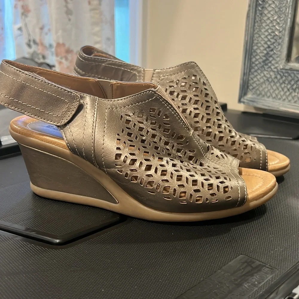 Earth Sandals Cascade Metallic Platinum Leather Wedges Comfort Shoes